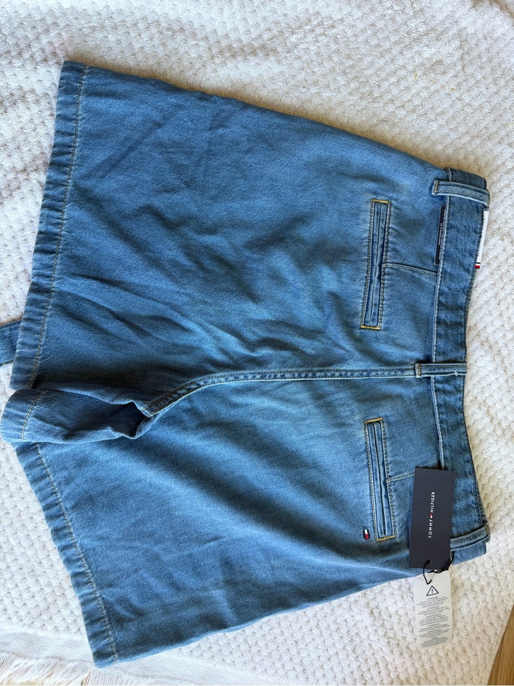 Tommy Hilfiger women’s Light Blue Relaxed Denim Shorts - Picture 2 of 2